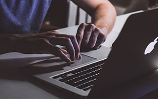 于金永失误险酿大祸 深圳新鹏城任意球攻门遭封堵