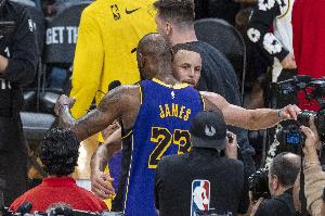 美记：尽管双方近年联系在一起 但勇士追求詹姆斯一事始终没进展