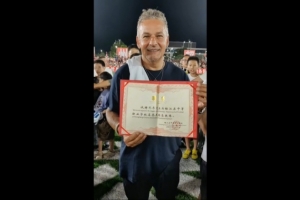 巴乔、卡洛斯“持证上岗”，两人接收榕江学校名誉足球总教练聘书