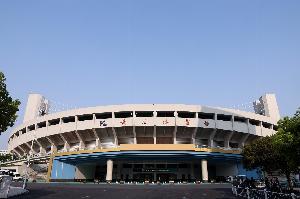 星空体育官网-高效！周传雄演唱会后仅35小时，黄龙体育中心便转换为比赛场地