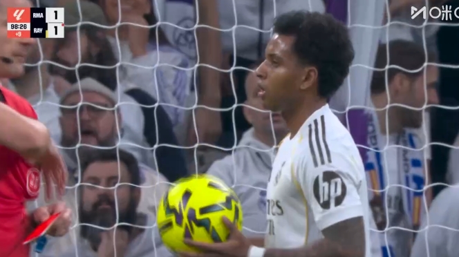 星空体育网址-皇马获点后罗德里戈一直在点球点抱着球，最后姆巴佩上前接过皮球