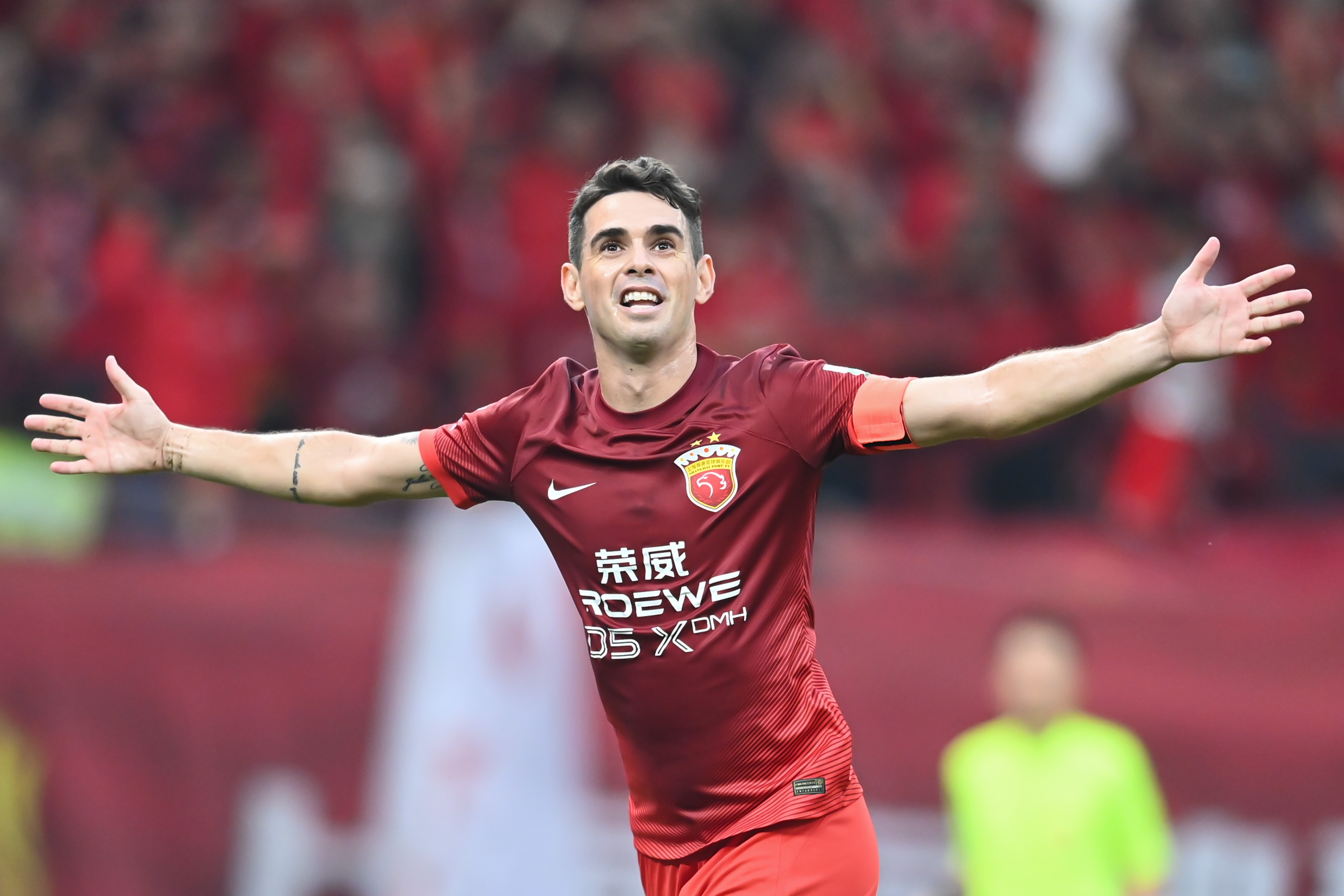 星空入口官网-记者谈奥斯卡退役：他与海港、球迷乃至这座城市如家人般密不可分